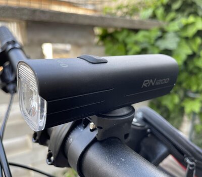 Bicyklové svetlo Olight vám ukáže cestu v tej najhlbšej tme