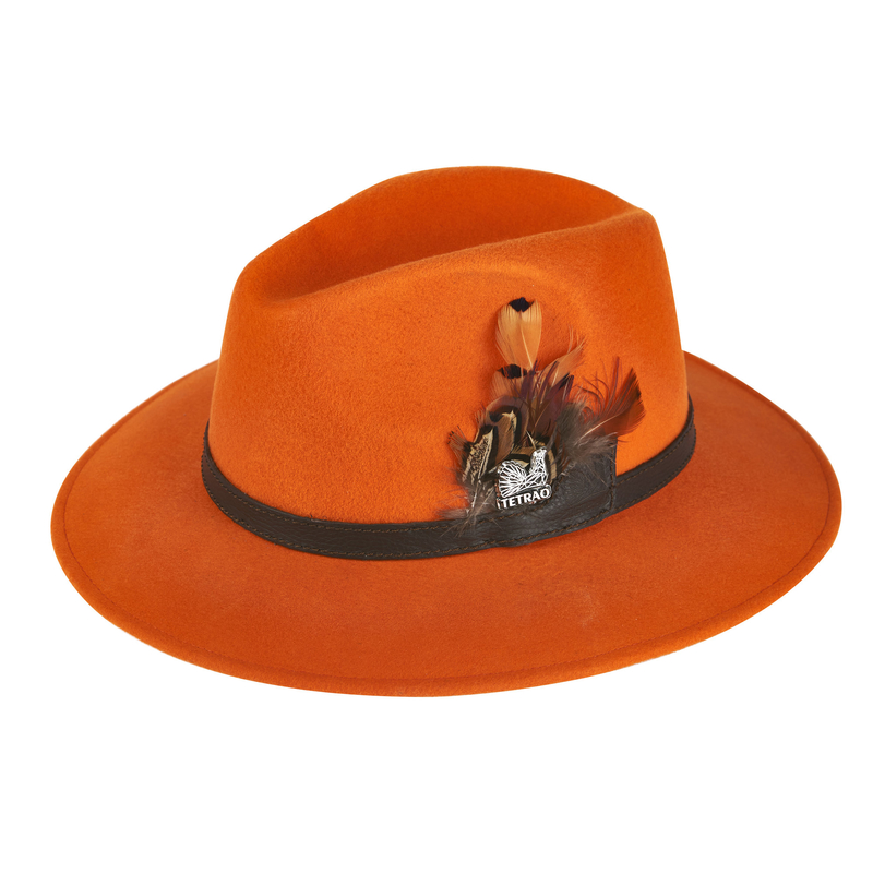 Poľovnícky klobúk TETRAO – oranžový s koženým remienkom a pierkami – uni