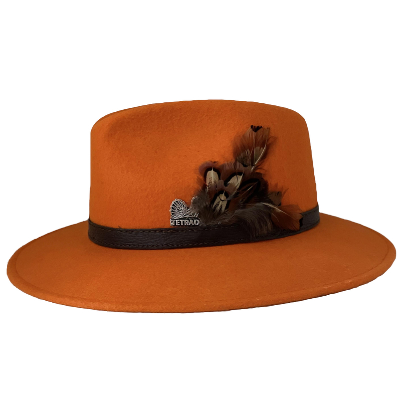 Poľovnícky klobúk TETRAO – oranžový s koženým remienkom a pierkami – uni 2