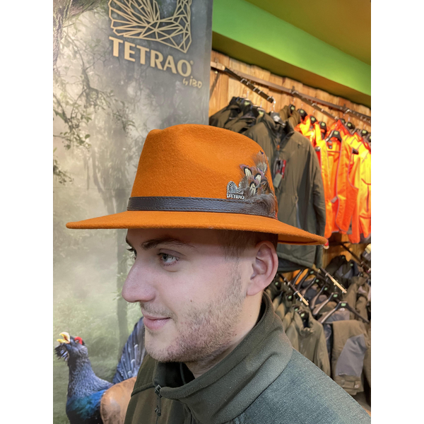 Poľovnícky klobúk TETRAO – oranžový s koženým remienkom a pierkami – uni 4