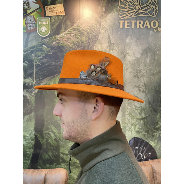 Poľovnícky klobúk TETRAO – oranžový s koženým remienkom a pierkami – uni 5