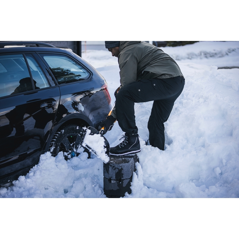 Lopata na sneh do auta FISKARS X-Series 2