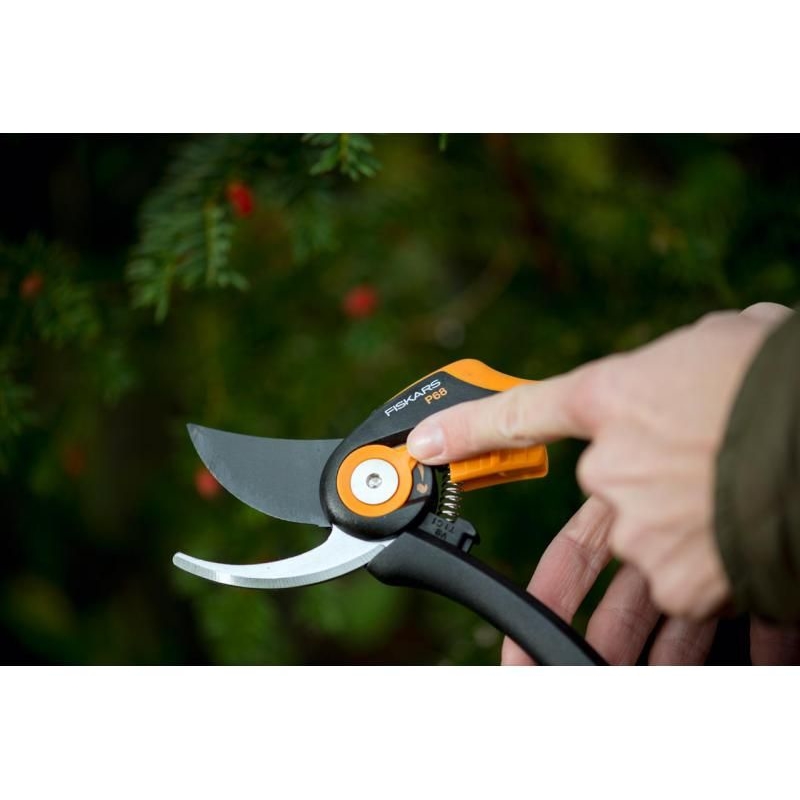 Dvojčepeľové záhradné nožnice FISKARS SmartFit P68 2